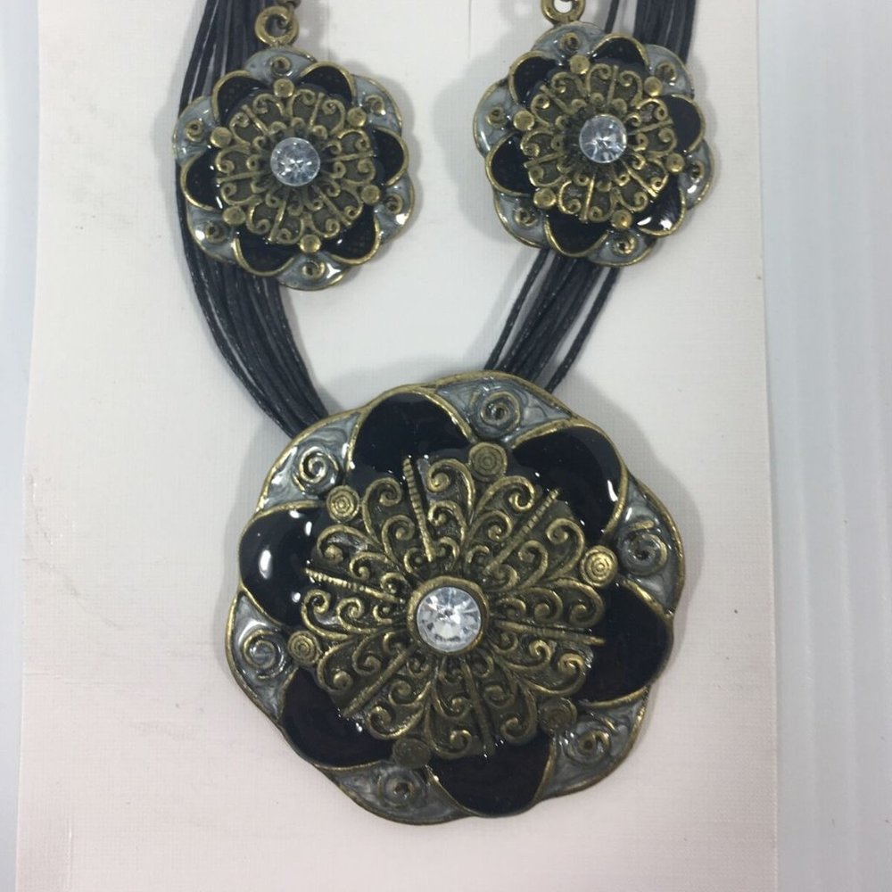 Black Floral Medallion Pendant Necklace and Earring‎ Set